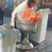 VIDEO shqetësuese, prifti rus zhyt me dhunë foshnjën gjatë pagëzimit, nëna mundohet ta ndalojë