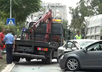 VIDEO e aksidentit ku kamioni përplasi 9 makina dhe plagosi 3 persona