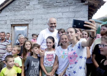 FOTO/ Rama viziton familjet e prekura nga tërmeti në Floq, inspekton punimet për rindërtimin e shtëpive