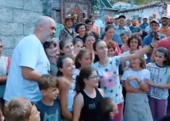 “Dimri të mos gjejë asnjë familje të Floqit në tenda”, mesazhi i Ramës në takimin me banorët