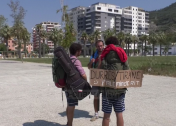 Disa turistë të huaj zgjedhin të bëjnë autostop nëpër Shqipëri, kursejnë shpenzimet për transportin