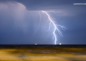 FOTO/ Pamje fantastike, rrufetë shndritin bregdetin e Durrësit