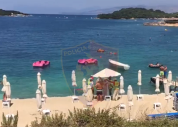VIDEO/ “Anti-informaliteti”, Policia ‘spastron’ zaptuesit e plazhit në Ksamil, procedon 3 biznesmenë