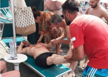 FOTO/ Pa që diçka nuk shkonte, vrojtuesi i plazhit i shpëton jetën turistit në Shëngjin