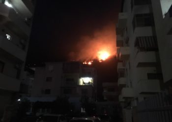 Panik tek pushsuesit në Shëngjin, flakët e zjarrit i afrohen banesave