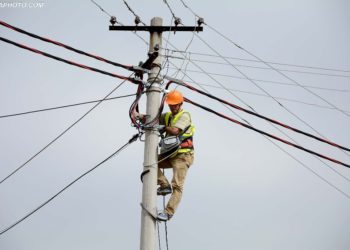 Bie nga shtylla e tensionit ku po rregullonte internetin, në gjendje të rëndë 30-vjeçari