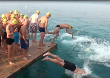 VIDEO/ Nga Shqipëria në Greqi, 70 notarë nga Europa kalojnë me not ngushticën e Korfuzit