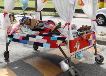 “Dita e Dembelizmit”, kolumbianët dalin me shtretër në rrugë dhe relaksohen