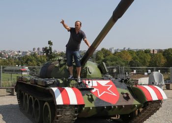 Vendosin tankun para stadiumit për ‘presion’, çmenduria e tifozëve ‘bekohet’ nga qeveria serbe