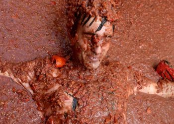 “Tomatina”/ Në Spanjë mbahet e famshmja ‘luftë’ me domate