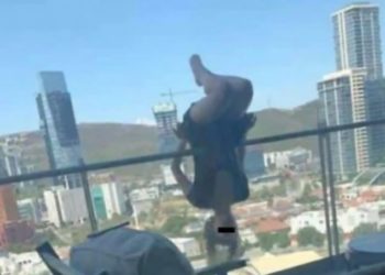 23-vjeçarja bie nga kati i 6-të, ishte duke bërë joga në ballkon