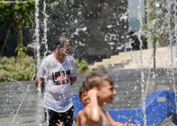 FOTO/ Termometri shënoi 42 gradë, si po i shpëtojnë vapës përvëluese shqiptarët