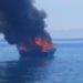 VIDEO/ Shpërthen në flakë skafi në Borsh, panik mes pushuesve