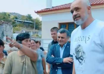 VIDEO/ Tërmeti në Korçë, batuta e qytetares me Ramën: Më thonë se nuk do ma rregullojnë shtëpinë se e kam blu