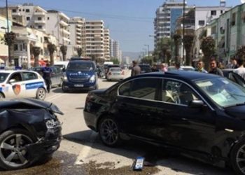 Dy aksidente në Vlorë/ Një makinë përmbyset në rrugë, një tjetër përplas rëndë këmbësorin