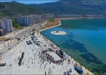 U zhduken në Karaburun pasi dhanë sinjalin SOS, vijojnë kërkimet për gjetjen e turistëve hungarezë