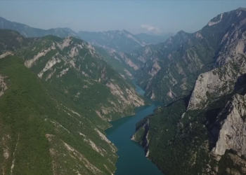 Turistët adhurojnë liqenin e Komanit, udhëtojnë 3 orë në mes të alpeve në 1500 metra lartësi