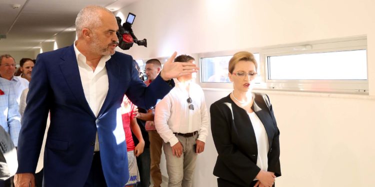 Kryeministri, Edi Rama dhe Kryetarja e bashkise se Shkodres, Voltana Ademi, duke pare ambientet e stadiumin Loro Borici, i cili do te inagurohet me ndeshjen miqesore Shqiperi-Marok, e cila do te luhet pas disa oresh ne stadiumin Loro Borici ne qytetin e Shkodres.
31 Gusht 2016/r/n/r/nAlbanian Prime Minister Edi Rama and Shkodra's Mayor Voltana Ademi inspects works on the stadium "Loro Borici", which will be inaugurated with the friendly match Albania vs Morocco, which will be played in the stadium "Loro Borici" in Shkodra some hours later.