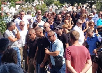 Fotot/Funerali i Xhuvanit/I biri e ndjek me pranga e kokëulur
