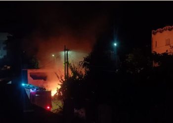 Elbasan/I vihet zjarri masivit me mbeturina, rrezikohen banesat