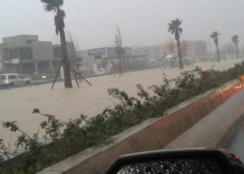 Përmbytjet/ Bllokohet qarkullimi në autostradën Tiranë-Durrës