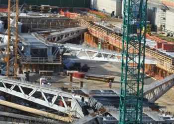 Pranga drejtuesit të vinçit, plagosi punëtorin e ndërtimit në Durrës