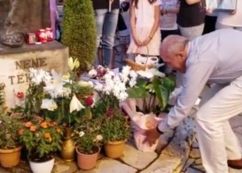 Një i moshuar çon lule çdo ditë te shtatorja e Nënë Terezës