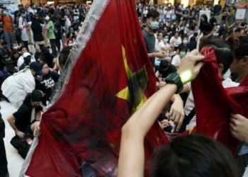 Djegin dhe hedhin në lumë flamurin kombëtar, protestuesit në Hong Kong sfidojnë hapur Kinën