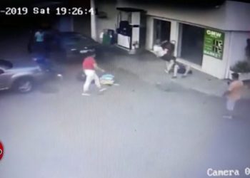 Në mes të Tiranës! Gruaja ndjek me makinë dhe përplas të riun, më pas e godet me shkelm!