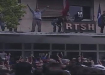 FOTOT/ 21 vjet më parë kur PD sulmonte Kryeministrinë dhe RTSH-në me tank