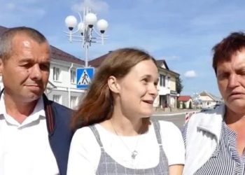 Pasi i humbi të atit në tren, vajza gjen prindërit biologjikë pas 20 vitesh