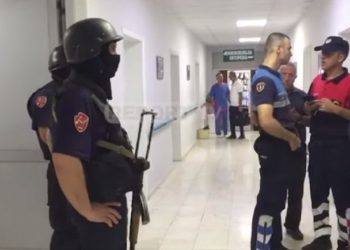 Fier/Nga sherri në lokal armët përcillen deri në spital, policia shoqëron disa qytetarë