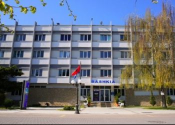 Në Bashkinë e Pogradecit japin dorëheqjen nënkryetarët dhe drejtorët