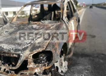 Makina merr flakë në ecje dhe shkrumbohet, s’ka të lënduar