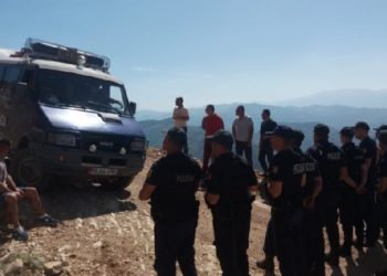 Nxjerrja e gurëve dekorativ/ Policia rrethon malin e Tomorrit, ndalohen guroret