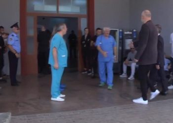 Rama viziton të lënduarit nga tërmeti te spitali i Traumës