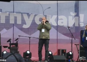 Protestuesit zbarkojnë në sheshin qëndror të Moskës, sfidojnë shiun dhe të ftohtin