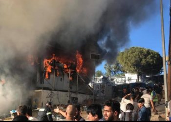 Greqi, kampi i refugjatëve “nën pushtetin” e flakëve, 2 të vdekur dhe 5 të plagosur