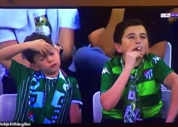 Vogëlushi pi cigare në stadium, video po shpërndahet me shpejtësi në internet