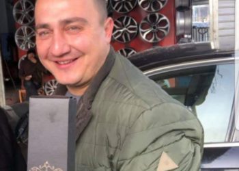 Cili është pedagogu doktor shkencash me makinë luksoze që i kërkonte s*k* studentes (Emri-Foto)