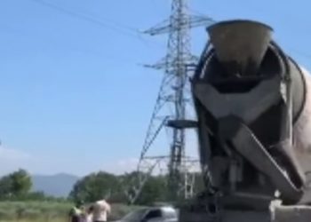 Makina përplaset me betonierën në Lezhë, plagoset një peron