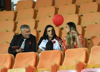 Kujtim Gjuzi me kostum të zi, ndjek kombëtaren me dy vajza simpatike
