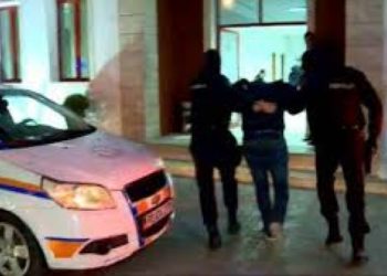 Pranga të riut në Elbasan, goditi me çekiç shitësen e dyqanit