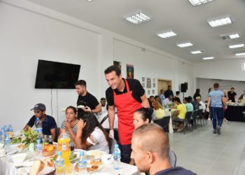 Shenjtërimi i “Nënë Terezës”/ Drekë për njerëzit në nevojë dhe ceremoni nderimi në kryeqytet