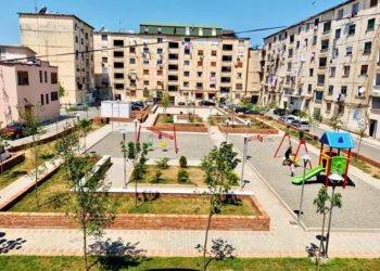 Fushë basketbolli dhe kënde lojërash për fëmijët, transformohet blloku i banimit në Laprakë