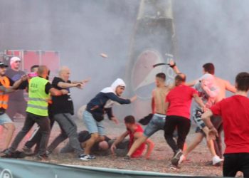 Dhuna në derbi, pranga tifozit që shkeli “arrestin shtëpiak”, dy në kërkim