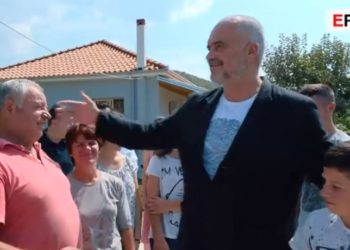 “Përpiqu të ndezësh një qiri”, Rama viziton banesën e re të një familjeje në nevojë në Gramsh