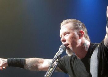 Metallica ndërpret turneun botëror, shkak alkooli i solistit Hetfield