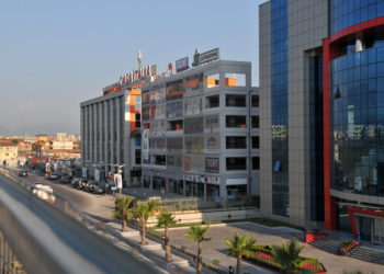 Dhunohet çifti te “Casa Italia”, dy persona të armatosur u marrin makinën