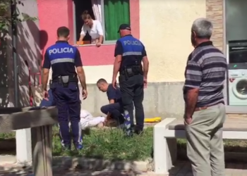Tragjike në Fier/ Gruaja humb jetën pasi bie nga kati i dytë i pallatit